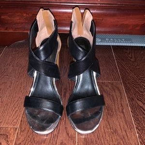 White House Black Market Melodie 8 black straps tan heel